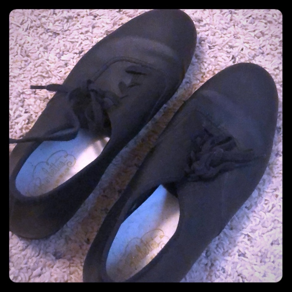 Clogging shoes for dancers .